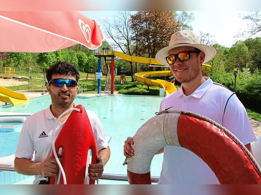 Am 7. Mai geht’s los: Die Biberbad-Schwimmmeister Arno Setahyan (l.) und Max-Gregor Gerhardt freuen sich auf den Sommer im Rüthener Freibad. Fotos: Löseke