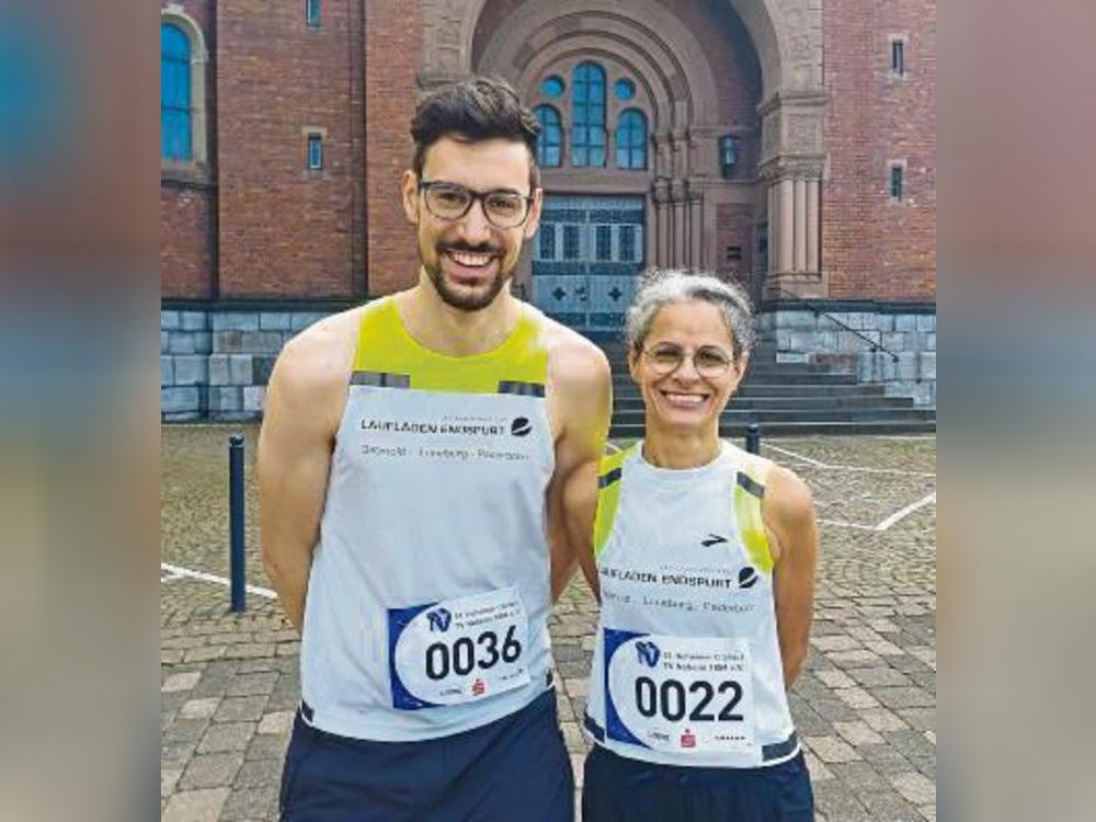 So sehen Sieger aus. Luciene Cramer und Tobias Herrmann gewannen in Neheim den Hauptlauf über zehn Kilometer.
