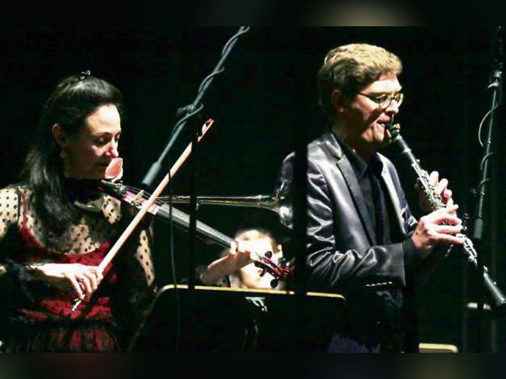 Das Ensemble Vinorosso feierte im Lippstädter Stadttheater sein 20-jähriges Bestehen. Das Bild zeigt den künstlerischen Leiter Florian Stubenvoll (Klarinette) mit Maja Hunziker (Strohgeige). Foto: Heier