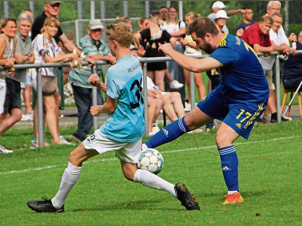 Zweimal trafen der TuS Ehringhausen (in Dunkelblau) und der VfL Hörste/Garfeln in der Liga aufeinander: Der VfL gewann den ersten Vergleich mit 3:0, der zweite endete 0:0. Jetzt stehen sich beide Mannschaften am Donnerstag im Pokalfinale gegenüber. Foto: Schnieder