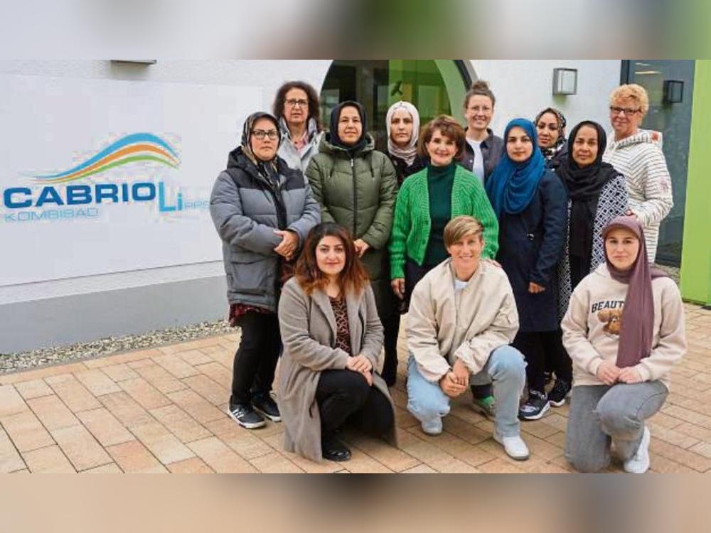 Zehn muslimische Frauen lernen derzeit bei einem Kursangebot das Schwimmen. Möglich macht es eine Kooperation vom SKM, Teutonia Lippstadt und dem Kreissportbund Soest. Foto: Cegelski