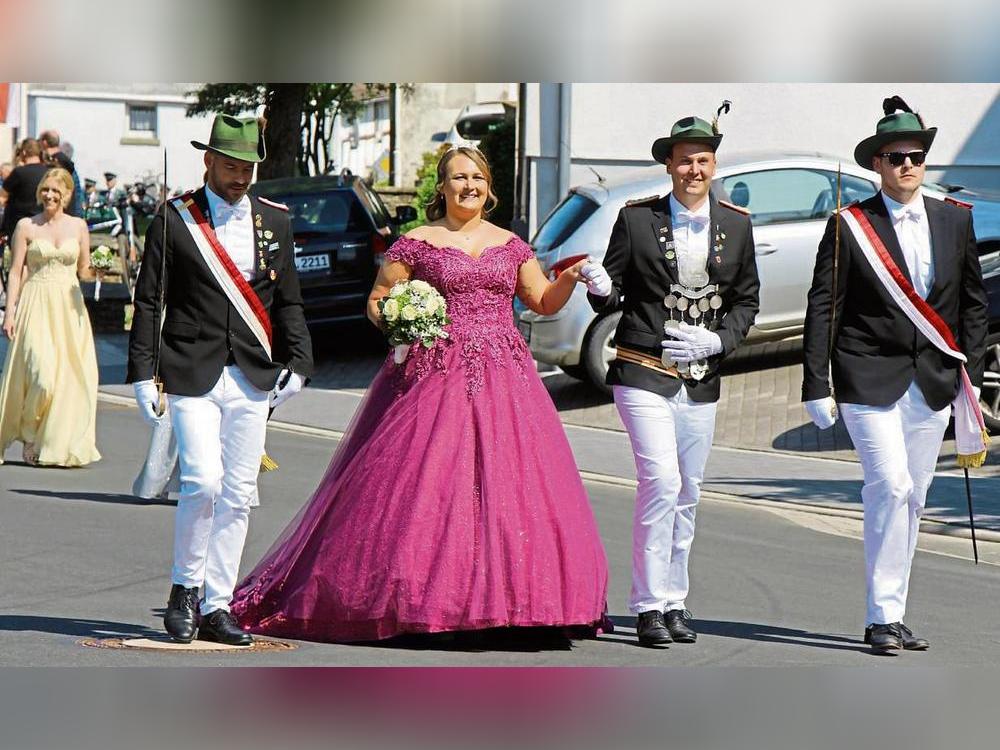 Fürs Königspaar Lara Bartmann und Mario Ising gab es beim Festumzug am Donnerstag jede Menge Jubel. Fotos: Löseke