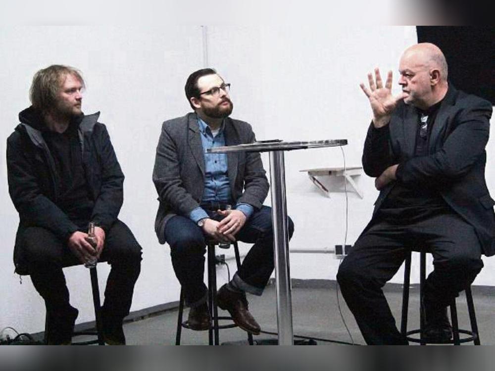 Die Comicexperten Sven Jachmann und Nicholas K. Johnson im Gespräch mit Moderator Dirk Raulf (v.l.). Foto: Balzer