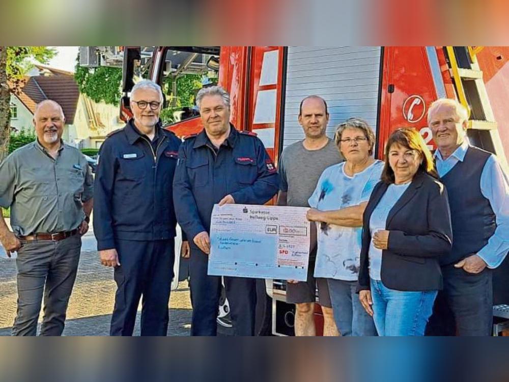 Die SPD hat 200 Euro an die Feuerwehr gespendet.