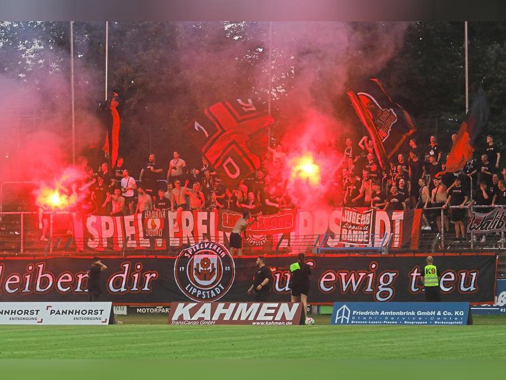 Der SV Lippstadt muss 2500 Euro Strafe zahlen, weil die Fans im Derby gegen den FC Gütersloh Pyros zündeten. Archivbild: Lütkehaus