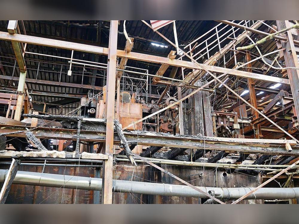 Verkohlte Balken, fehlende Außenwände und Löcher im Dach – so zeigt sich die verbrannte Produktionshalle des Sägewerks Fisch rund acht Wochen nach dem großen Feuer. Foto: Bsdurek