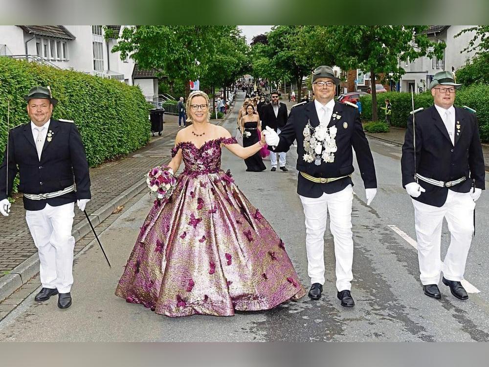Strahlende Majestäten: Am Sonntag sorgte das Königspaar Stefan und Carmen Thiele für Aufsehen. Fotos: Kloer