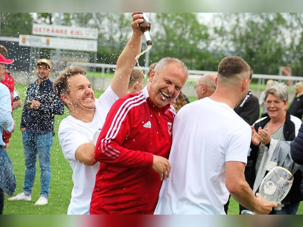 Uli Kortmann führte den TuS Anröchte vor zwei Jahren zum Kreispokalsieg. Nun verkündete Kortmann seinen Abschied als Trainer des A-Ligisten zum Saisonende. Foto: Lütkehaus