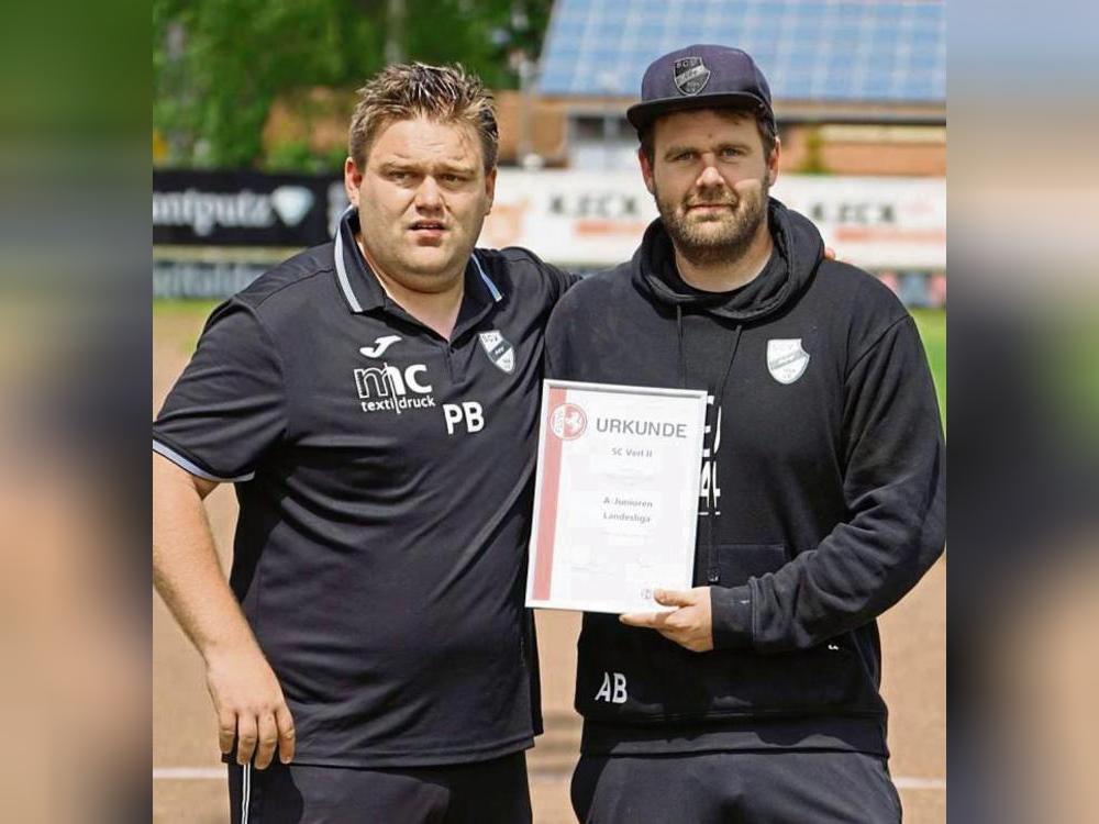 Führten die U18 des SC Verl zur Meisterschaft in der Landesliga: Cheftrainer Andre Barth (r.) und sein Co-Trainer sowie Bruder Philipp Barth.