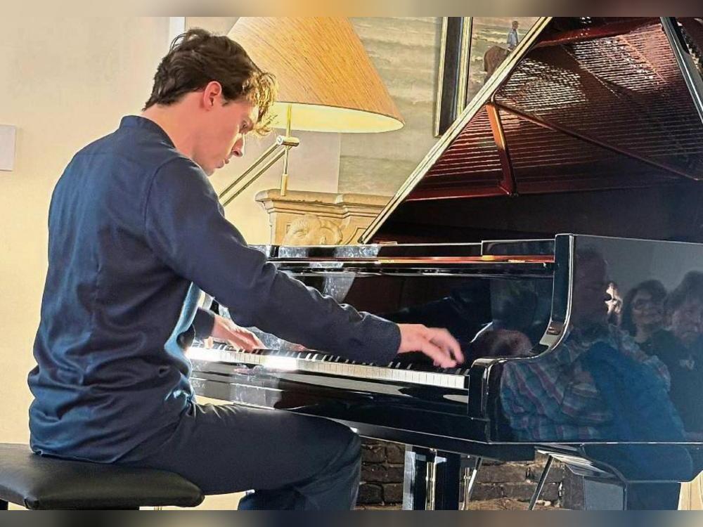 Meisterhaft: Der 23-jährige Pianist Lukas Sternath begeisterte bei den „Liesborner Museumskonzerten“ mit seinem Spiel. Fotos: Meschede