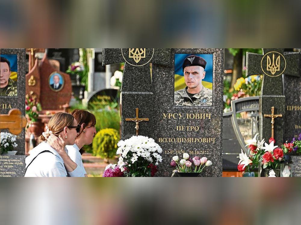 In Kalusch werden fast täglich im Krieg gefallene Soldaten begraben. Ihre Angehörigen verstehen den sinnlosen Angriffskrieg nicht und trauern um ihre Partner. Fotos: Tuschen