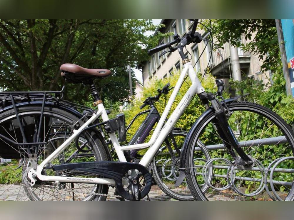 Durch den Start des E-Bike-Leasings wird die Zahl der Zweiräder vor dem Lippstädter Stadthaus vermutlich schon bald deutlich steigen. Foto: Puls
