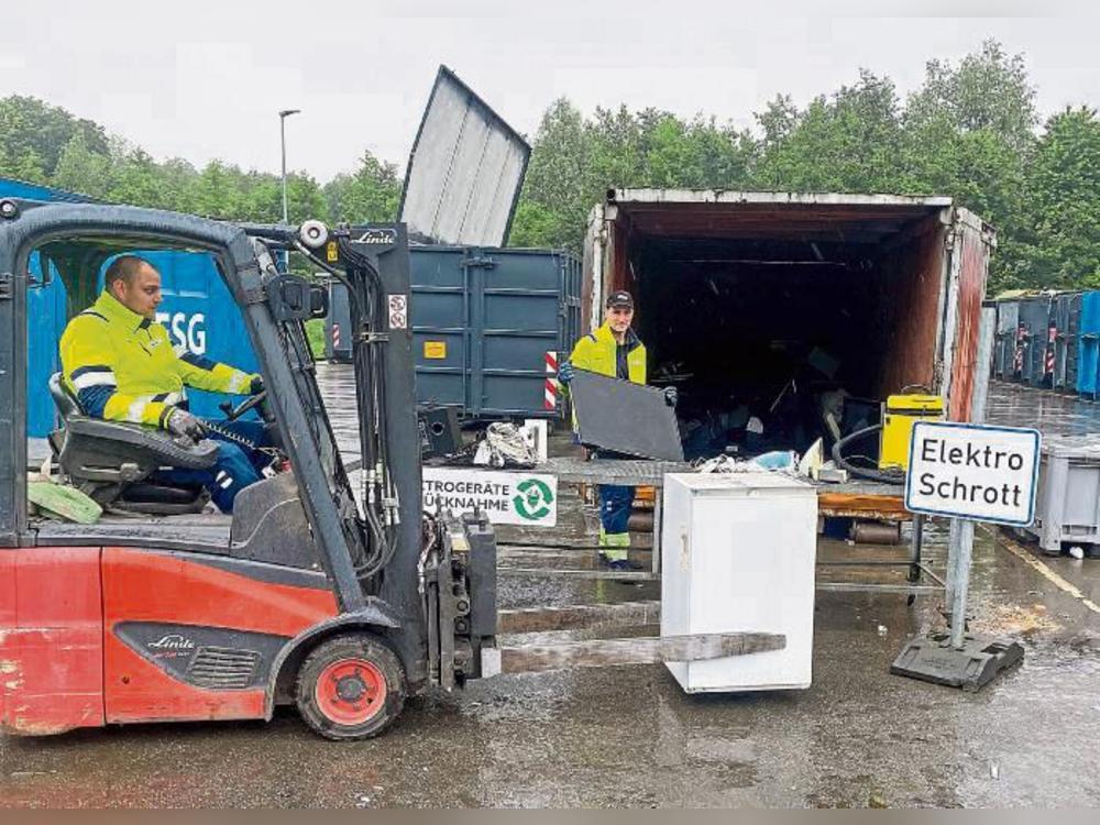 Dominik Menner (l.) und Felix Aust sorgen am Abfallwirtschaftszentrum Werl dafür, dass Elektro-Altgeräte fachgerecht sortiert und verladen werden. Foto: Malik (ESG)