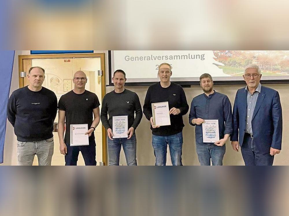 Bernd Fiedler (l.), Vorsitzender des FCM, und K19-Vertreter Günter Schmidt (r.), ehrten (v.l.): Bernd Schumacher, Dieter Semrau, Andre Remberg und Jürgen Hunold.