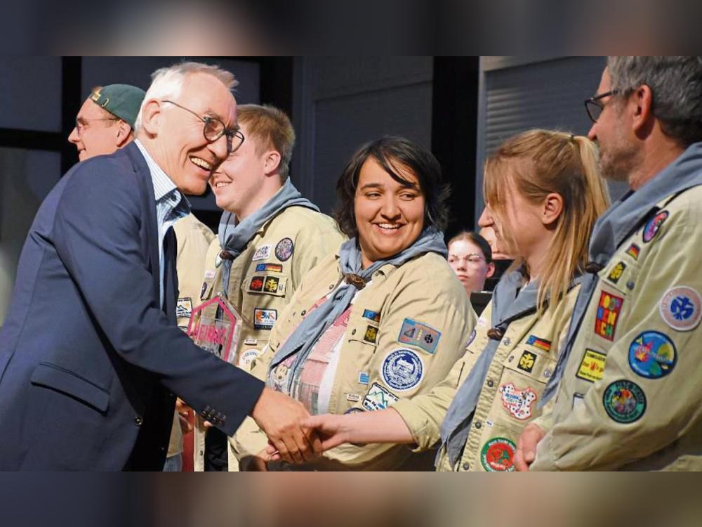 Die DPSG-Pfadfinder des Stammes Franz von Assisi Bad Westernkotten freuen sich über Glückwünsche zum Heimatpreis von Regierungspräsident Heinrich Böckelühr. Fotos: Giannakis
