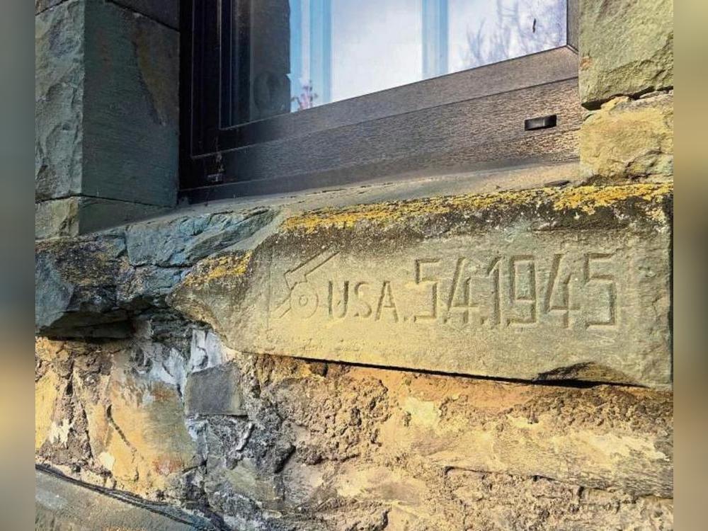 An Dr. Franz-Josef-Gröblinghoffs Haus an der Berger Straße 20 sind heute noch Beschädigungen vom Einmarsch der Amerikaner in Anröchte zu sehen.