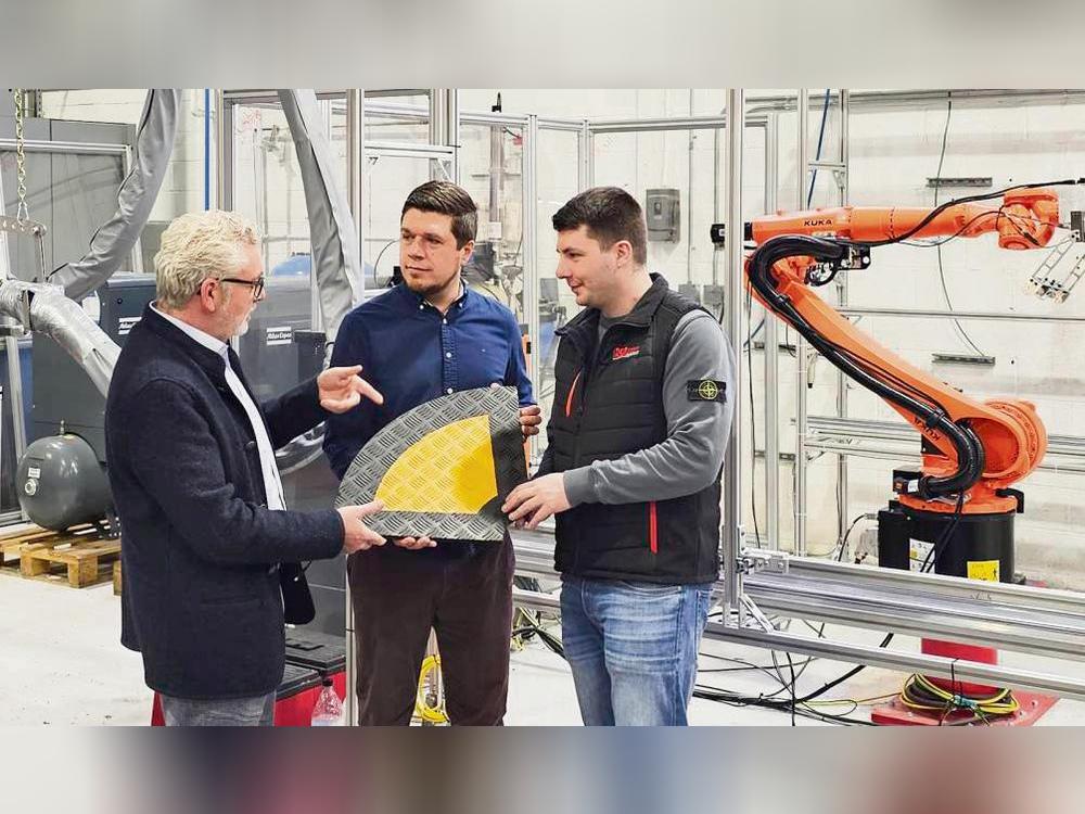 Im Werk der US-Tochter von ASO wurden gerade 1,2 Millionen US-Dollar in eine neue Fertigungsanlage investiert. Inhaber Helmut Friedrich (l.) spricht hier mit US-Geschäftsführer Simon Rockel und Prozessmanagement-Leiter Kevin Kuhrt.