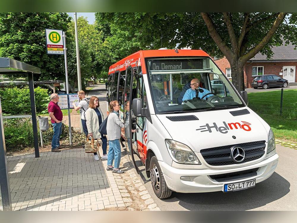 Der On-Demand-Verkehr Helmo entpuppt sich als Erfolgsmodell. Der Kreis prüft nun eine Ausweitung der Fahrzeiten. 