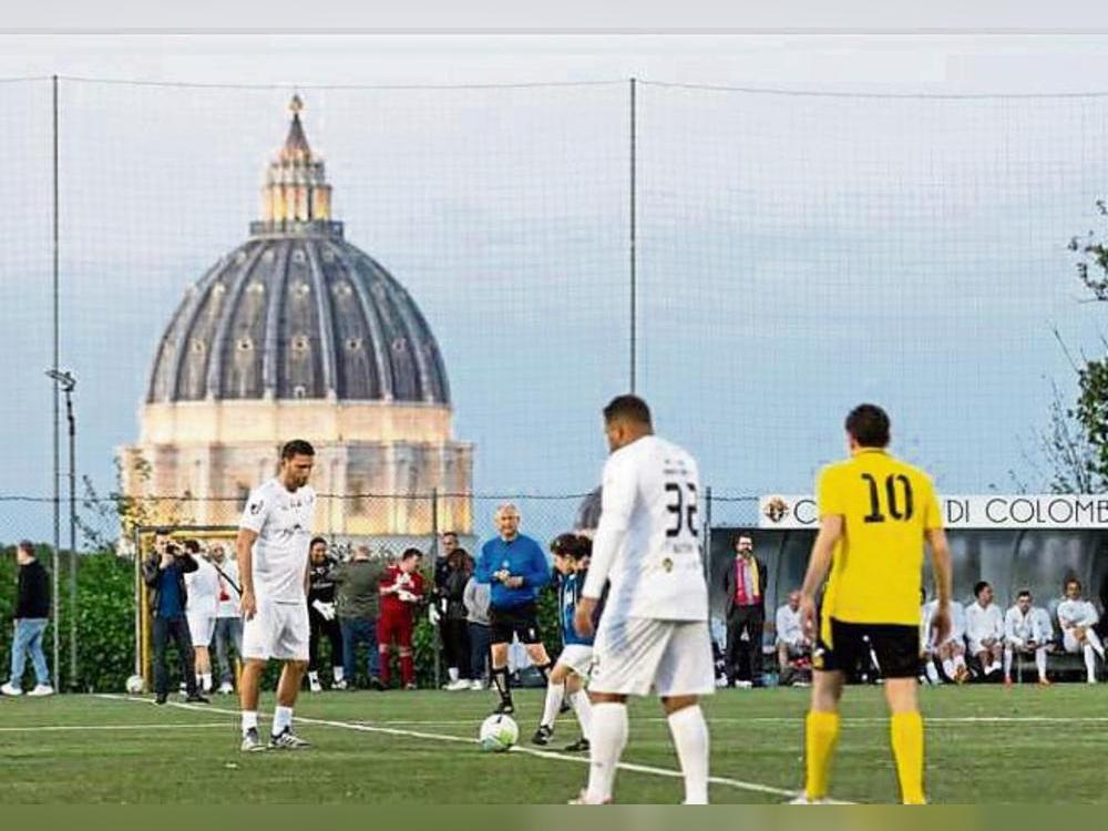 Im Schatten des Petersdoms trat das Kinderlachen-Team (in Weiß) von Matze Knop gegen die Nationalmannschaft des Vatikan zum Benefizspiel an.