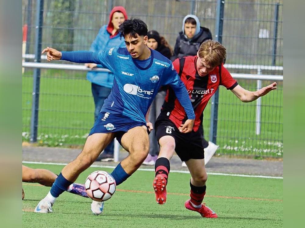 Die B-Junioren des SV Lippstadt (in Rot) präsentieren sich in der Westfalenliga-Rückrunde in absoluter Topform. Das 5:2 gegen Paderborn war der vierte Sieg in Serie. Foto: Feichtinger