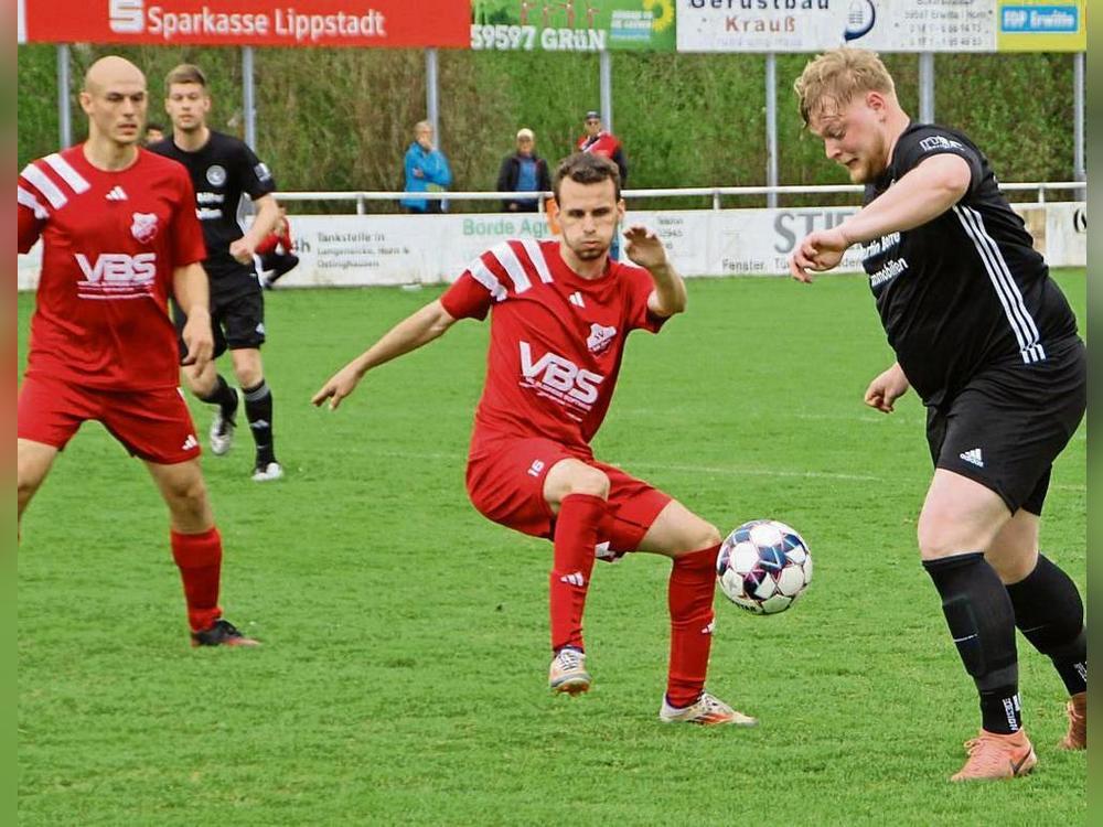 In der A-Liga tobt der Abstiegskampf: RW Horn (in Rot) und Germania Esbeck brauchen dringend Punkte. Beide Mannschaften haben ein Heimspiel. Foto: Schnieder