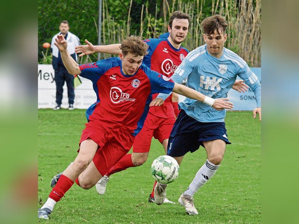 Verbissene Zweikämpfe prägten die Partie des FC Mönninghausen (hier Henning Reimann, r.) gegen Warendorf. Am Ende verloren die Hausherren ihr Nachholspiel mit 2:3. Foto: Schlink