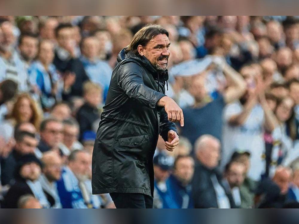 Ne, ne – nicht nach unten. Der Weg geht steil nach oben: Daniel Farke machte mit Leeds United am drittletzten Spieltag den Aufstieg in die Premier League perfekt und schrieb Fußball-Geschichte. Foto: dpa
