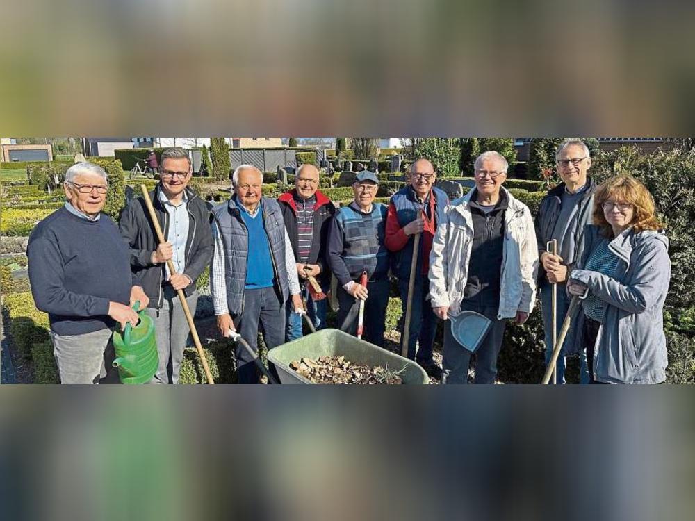 Sieben Männer für einen gepflegten Friedhof: Bürgermeister Andreas Sunder (2.v.l.) und Heike Bennink bedankten sich bei (v.l.) Hajo Ahrens, Reinhard Ahrens, Wilhelm Tack, Heinz Borgmeier, Norbert Bolte, Jürgen Vogt und Gerhard Sudahl.