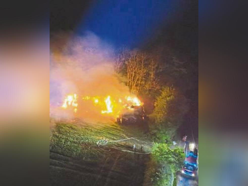 200 Strohballen in Flammen: Die Feuerwehr ließ die Strohmiete kontrolliert abbrennen. Foto: Polizei