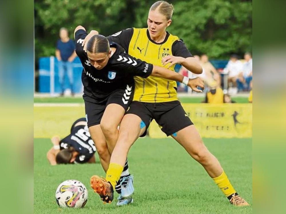 Die 19-jährige Anröchterin Finnja Schriek (r.) gehört beim BVB zu den Top-Torjägerinnen.