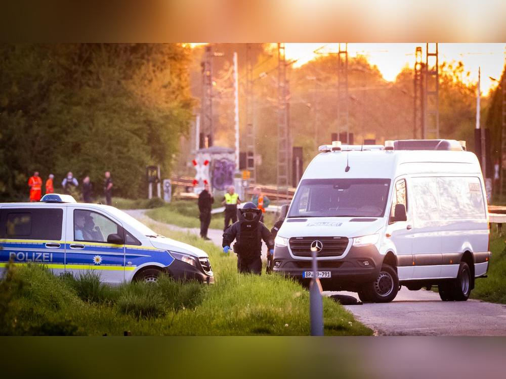 Eine massive Explosion auf den Bahngleisen bei Werl sorgte am Samstag für einen riesigen Polizeieinsatz. Fotos: Daniel Schröder