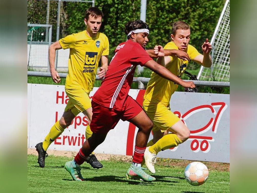 Ein ums andere Mal zogen die Spieler der DJK Mellrich (in Gelb) an ihren Anröchter Gegenspieler vorbei und sorgten so für Gefahr vor dem Kasten des TuS Anröchte. Foto: BRand