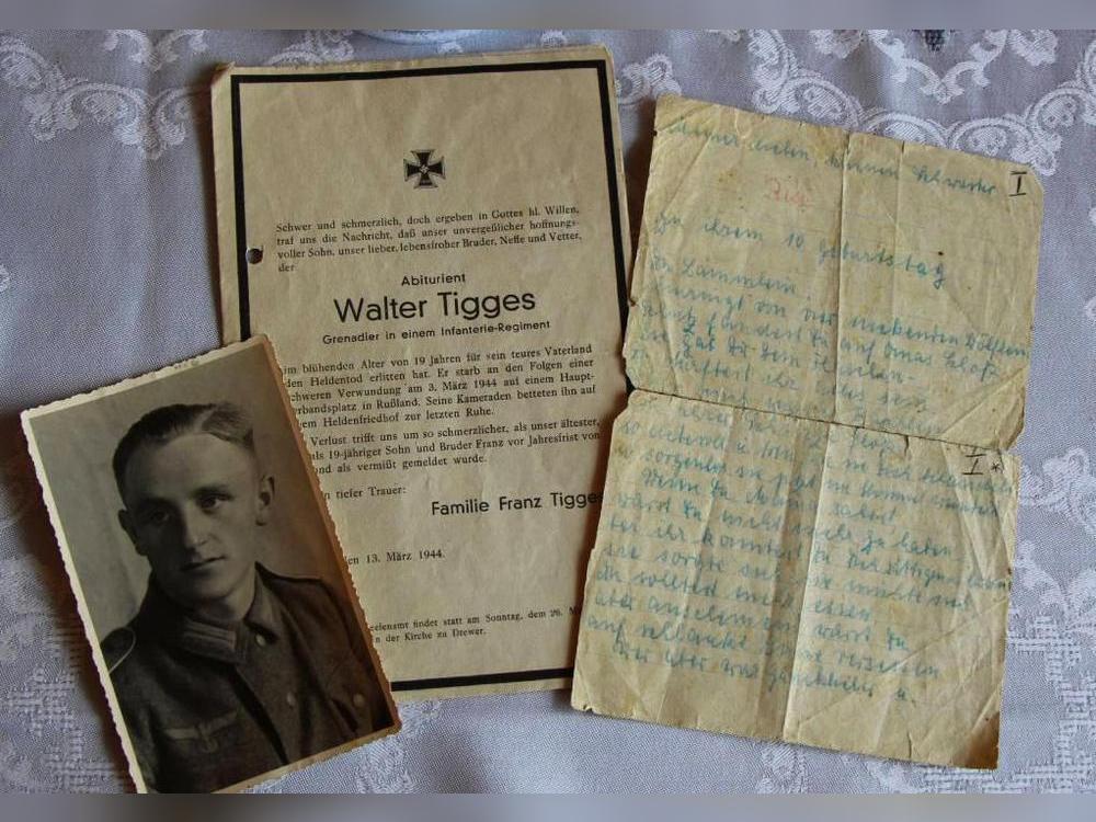 Der Brief, seine Todesanzeige, ein Foto von ihm: Resi Koers hat einen Ordner voller Andenken an ihren Bruder Walter, der im Krieg gefallen ist. Fotos: Löseke