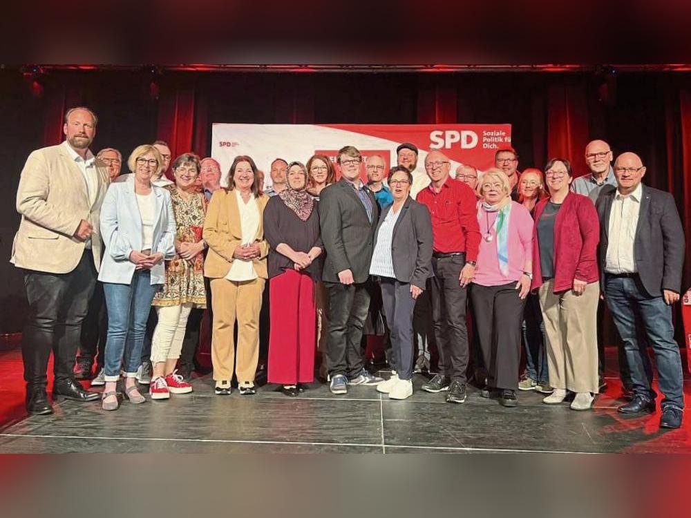 Die SPD im Kreis Soest geht mit diesen Kandidaten, darunter auch Kreisvorsitzender Jens Behrens (l.) und Landratskandidat Bastian Weber (M.), in den Kommunalwahlkampf. Foto: Bastert