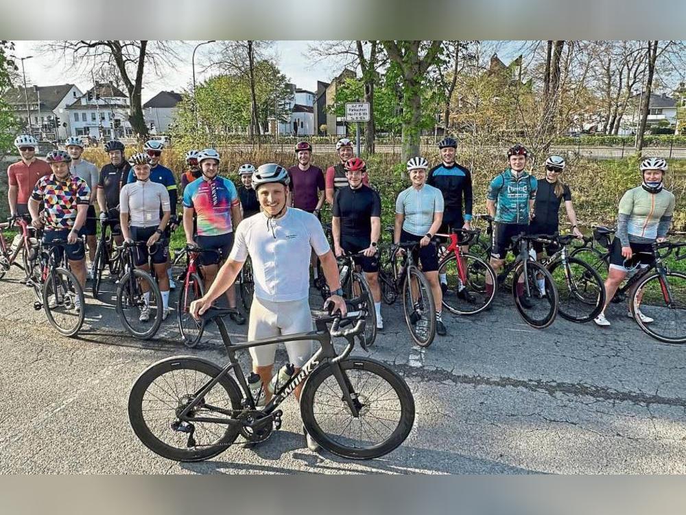 Laptop zu, Helm auf, Klick in die Pedale: Immer montags, 18 Uhr, startet der After Work Cycling Club rund um Julian Ewers am Kuhmarkt zur Tour. Foto: Cegelski