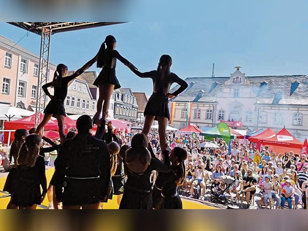Die Kleinen begeisterten vor großer Kulisse – ob wie hier die „Hummingbirds“ (also die Nachwuchs-Cheerleader der American Footballer in Lippstadt) oder die Kindertanzgruppen der Kirchengemeinden.