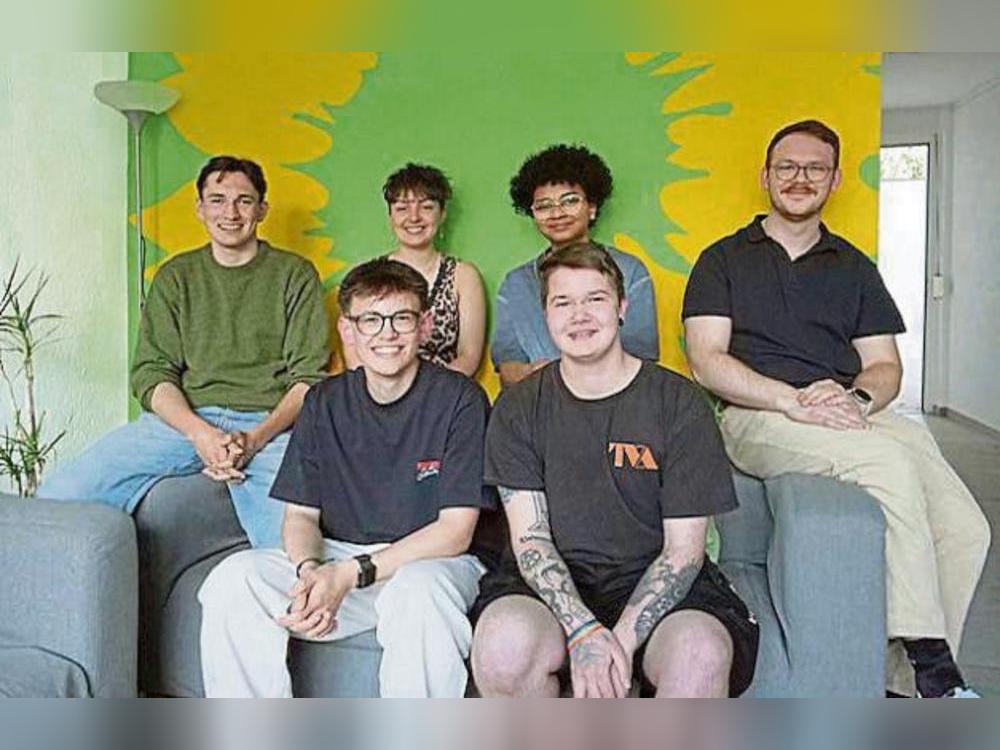Der Vorstand der Grünen Jugend im Kreis Soest (hinten, v.l.): Rasmus Jahn, Jonna Biermann, Chris Marley Otterpohl und Jonathan Szafarczyk sowie die Sprecher (vorne) Fin Dumschat und Jace Bals.