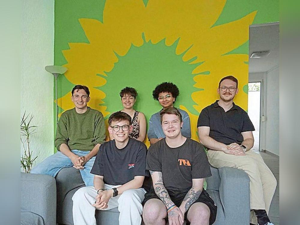 Der Vorstand der Grünen Jugend im Kreis Soest (hinten, v.l.): Rasmus Jahn, Jonna Biermann, Chris Marley Otterpohl und Jonathan Szafarczyk sowie die Sprecher (vorne) Fin Dumschat und Jace Bals.