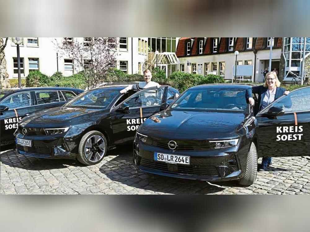 Sonja Aßhauer und Jannis Spieker vom Sachgebiet Kaufmännische Immobilien freuen sich, dass die Beschaffung auch auf die Ziele des Klimaschutzkonzepts einzahlt. Foto: Kalle (Kreis Soest)