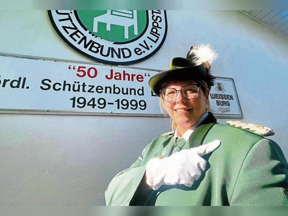 Silbernes Schultergeflecht mit Sternen: Jessica Lanhenke zeigt auf die Schulterklappe, die dem Oberst vorbehalten ist. Nicht ihr erstes Ausrufezeichen. 2016 schoss die 1,83 Meter große Bankkauffrau, die eine Sparkassen-Filiale leitet, den Vogel ab. Foto: Vielberg