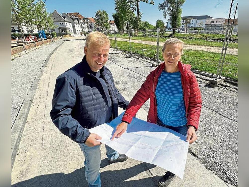 Die Friedrichstraße bekommt ein neues Gesicht: Christian Kleineheilmann und Magdalene Winkelhorst verschaffen sich einen Überblick über den Baufortschritt. Fotos: Cegelski