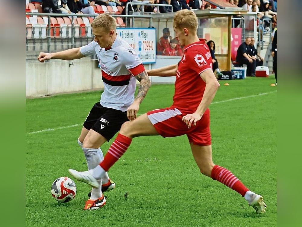 Der Einsatz von Gerrit Kaiser (l.) im Spiel bei Victoria Clarholz ist fraglich. Der Kapitän des SV Lippstadt plagt sich mit Knieproblemen herum. Foto: Lütkehaus