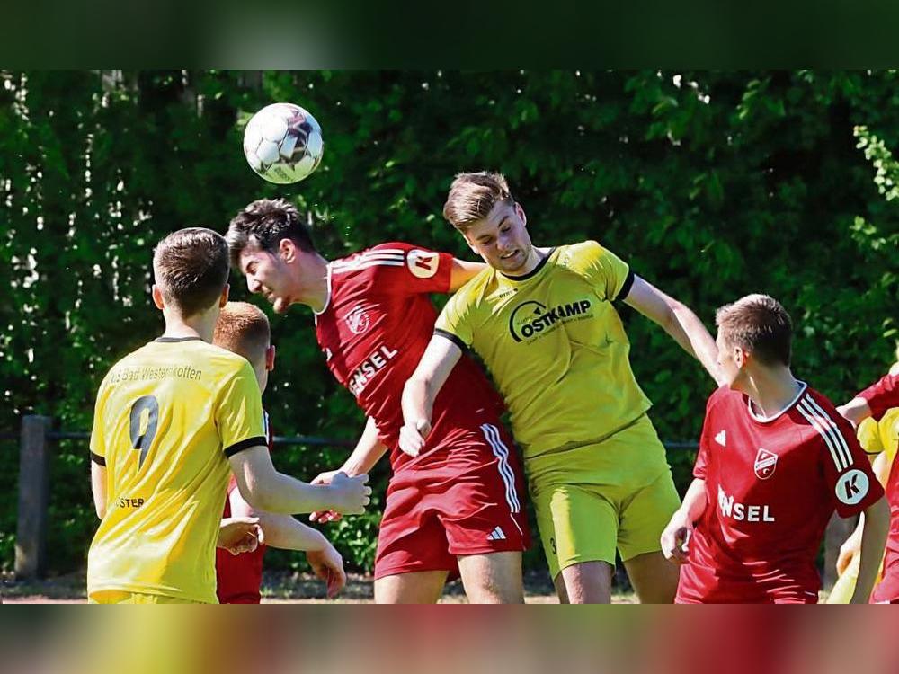 Im Aufstiegsrennen wollen sich die Akteure des SuS Bad Westerrnkotten (in Gelb) jetzt auch beim Abstiegskandidaten Ottfingen wieder voll reinhängen. Foto: Lütkehaus