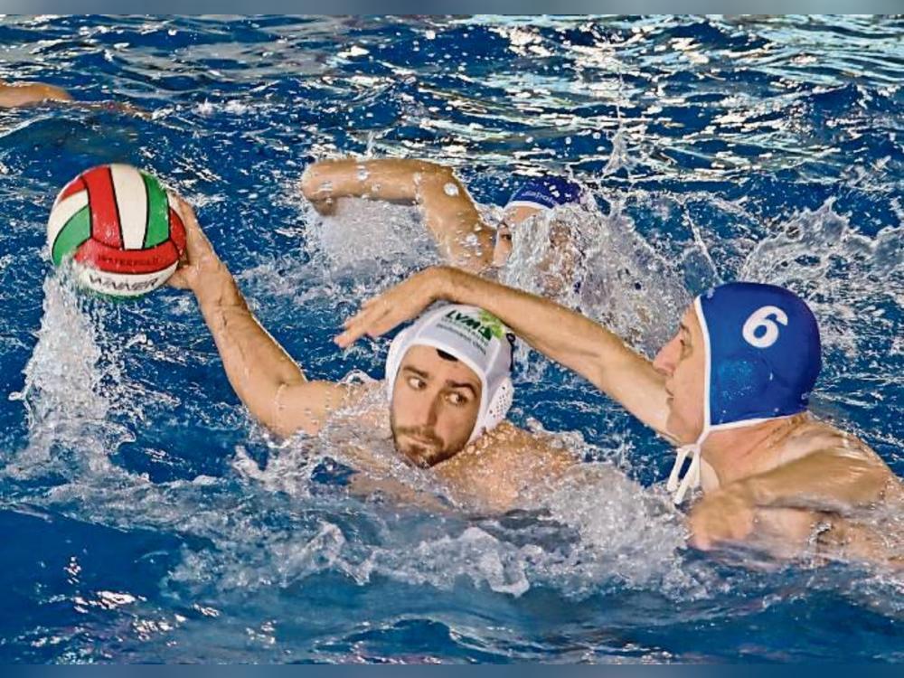 Eine runde Sache war das Turnier, das die Wasserballabteilung von BW Eickelborn organisiert hatte. So herrschte auch am Beckenrand ein tolle Stimmung. Foto: Feichtinger