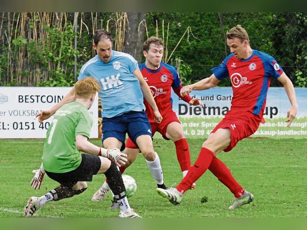 Den Glauben an den Klassenerhalt hat nach Aussage von Trainer René Wessels auch der FC Mönninghausen (in Blau) verloren, der nun auf den SV Wiedenbrück II trifft. Foto: Schlink