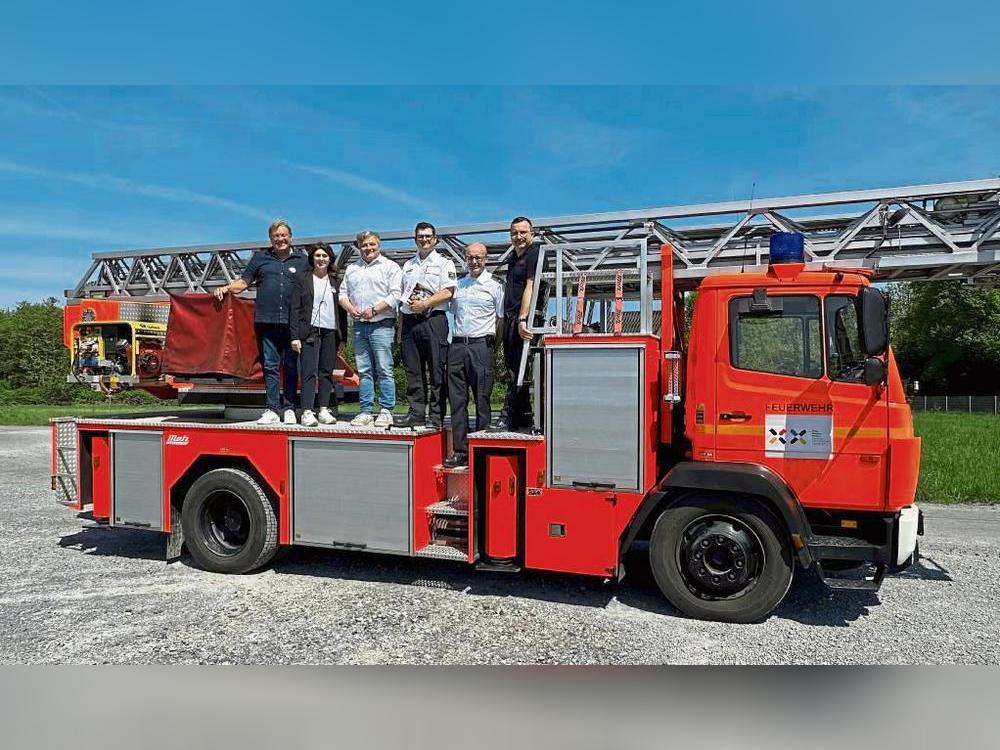 Rund 1400 Kilometer legt die Drehleiter von Lippstadt aus bis in die ukrainische Partnerstadt Kalusch zurück: (v.l.) Uwe Kück und Linda Mai vom deutsch-ukrainischen Verein Blau-Gelbes Kreuz, Bürgermeister Arne Moritz sowie Torsten Weidig, Tobias Koßmann und Mathias Brehme von der Feuerwehr Lippstadt wünschten eine gute Reise. Foto: Cegelski