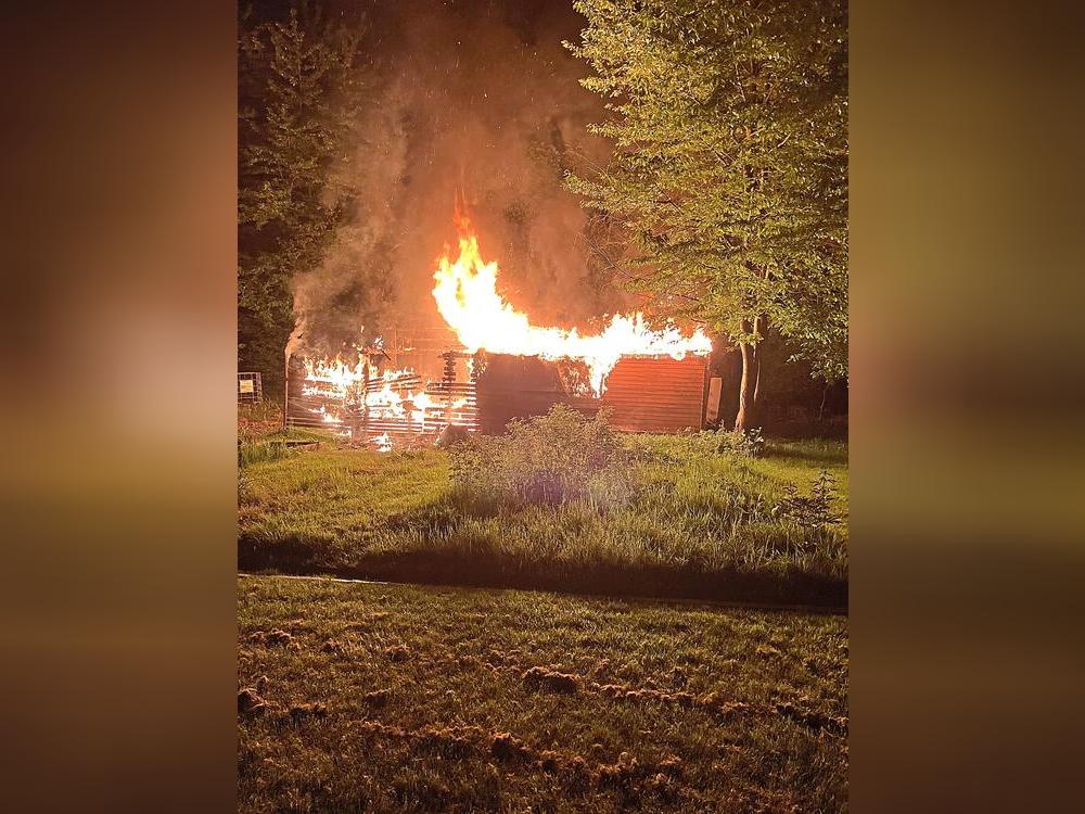 Die Hütte stand in Vollbrand. Fotos: Feuerwehr Lippstadt