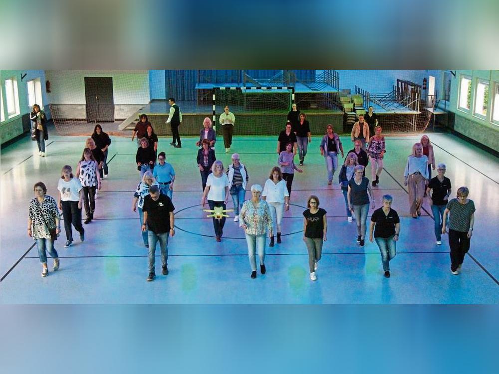 Auf der ganzen Welt tanzten sie: Auch in Drewer machten viele mit beim internationalen Line Dance Flashmob. Foto: Löseke