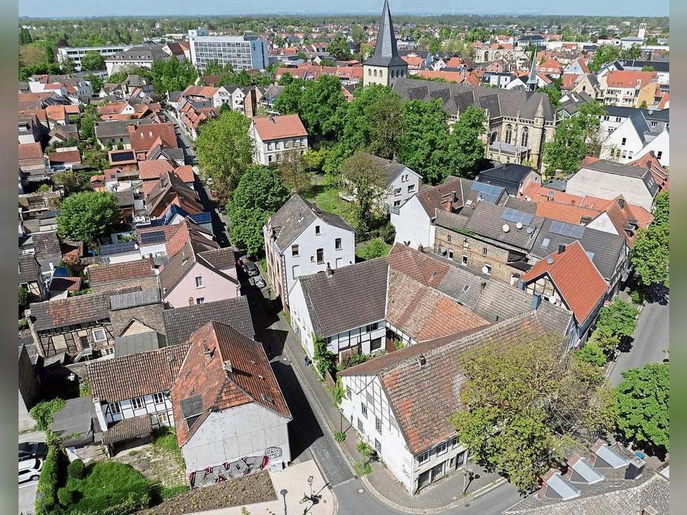 822 Quadratmeter, drei Gebäude – und eine große Chance: An der Ecke Cappelstraße und Nicolaiweg kommt ein interessanter Immobilien-Komplex unter den Hammer. Dazu gehören die ersten drei Gebäude rechts des Nicolaiwegs. Foto: Eickhoff