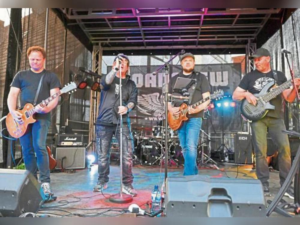 Die Roadcrew heizte am Freitag ordentlich ein.